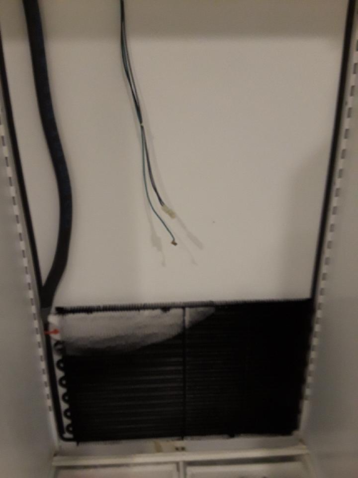 Frozen system above heat exchanger which implies low to no freon Frozen system above heat exchanger which implies low to no freon